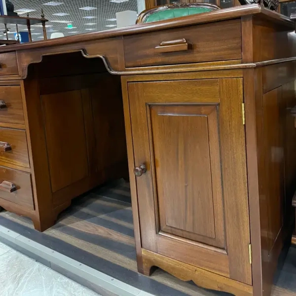 Письменный стол с зеленой кожей 135 см МИГ554 YDOHB135-M купить в интернет магазине Мебель из массива. Звоните +7 495 961-63-63 Мебель Индонезии